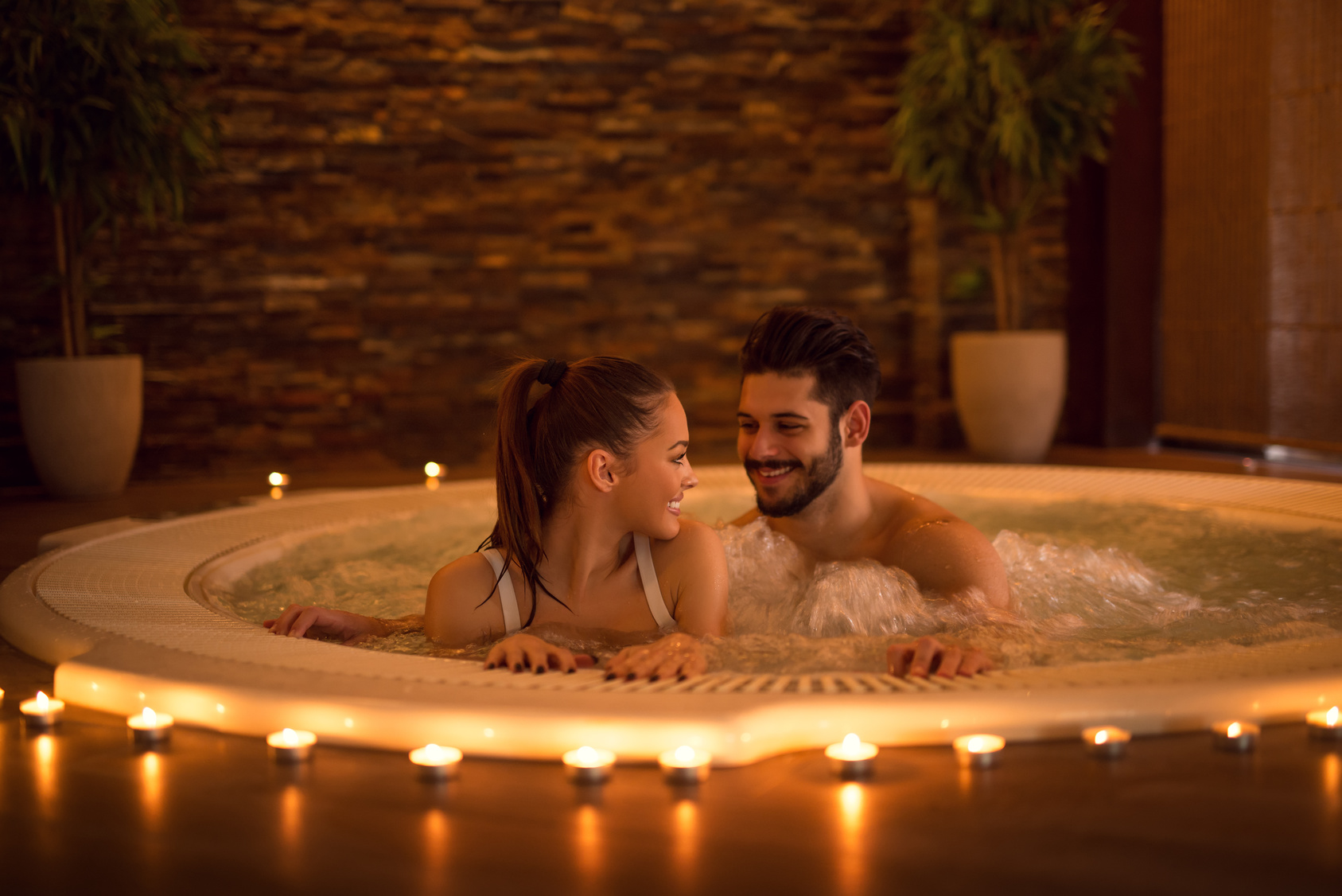 Романтическое купание в ванной со свечами