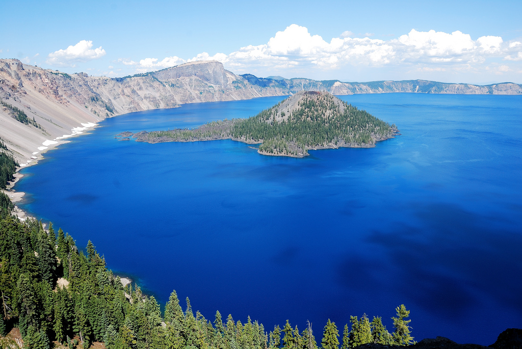 Заповедник в котором есть уникальный водоем. Кратерное озеро в Орегоне. Озеро Крейтер, штат Орегон, США. Кратерное озеро США. Национальный парк озеро Крейтер.
