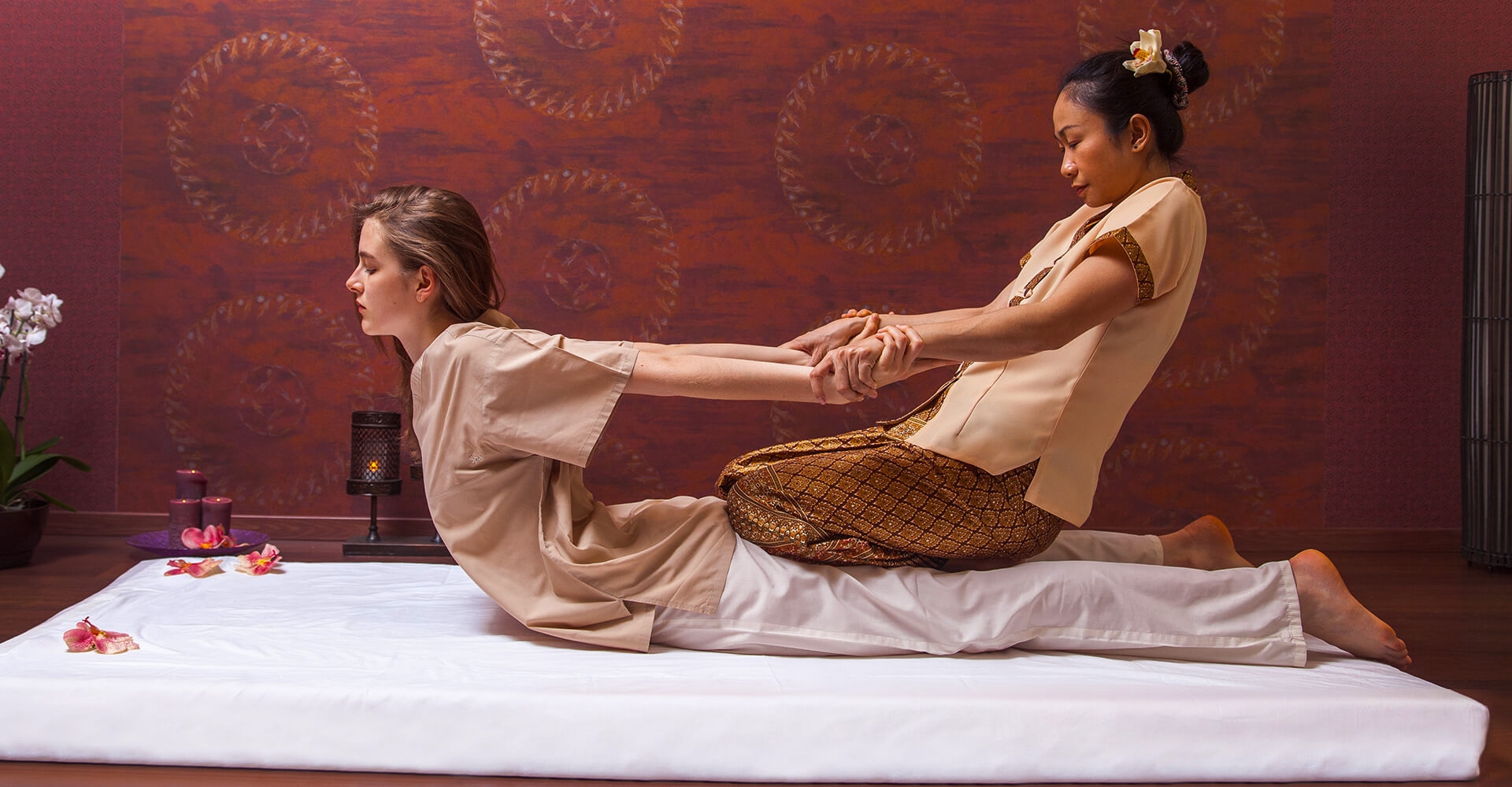 Traditional massage. Тайский массаж. Традиционный тайский массаж. Тайский массаж картинки. Классический тайский массаж.