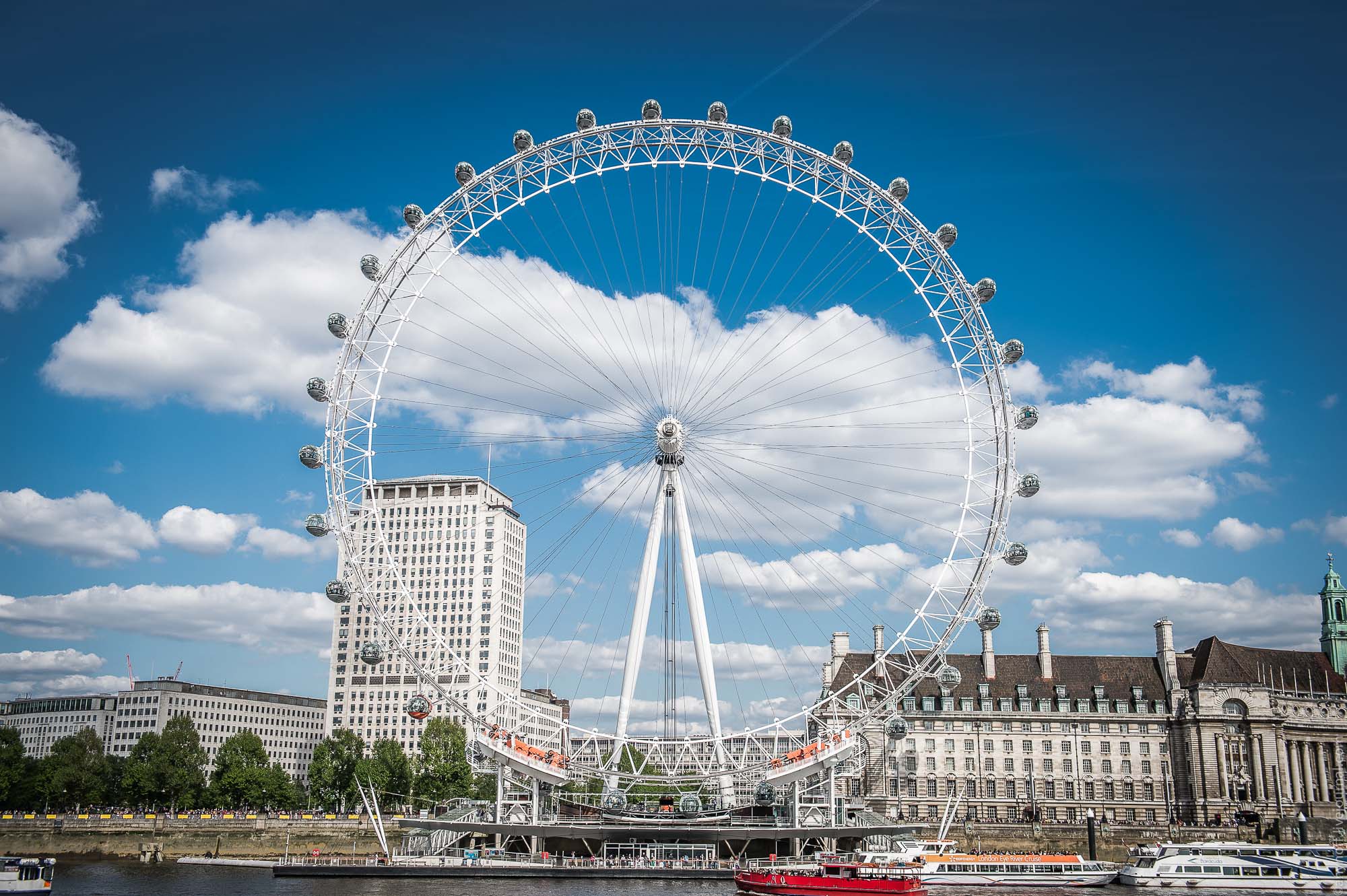 One of the london s. Колесо обозрения Лондонский глаз в Лондоне. Колесо обозрения "Лондонский глаз" (London Eye). Великобритания колесо обозрения London Eye. Достопримечательности Лондона «Лондонский глаз» (London Eye).