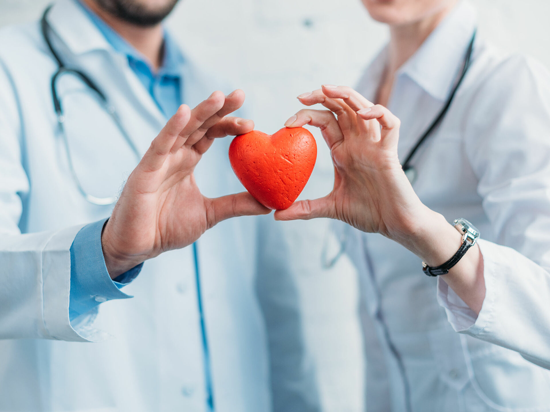 Любовь с врачом. Врач с сердцем. Этика врача. Врач с сердечком. Сердце для медиков.